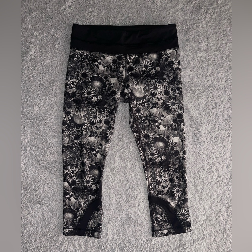 Lululemon Run: Inspire Crop II *All Luxtreme Flowabunga Black Angel Wing/Black 6